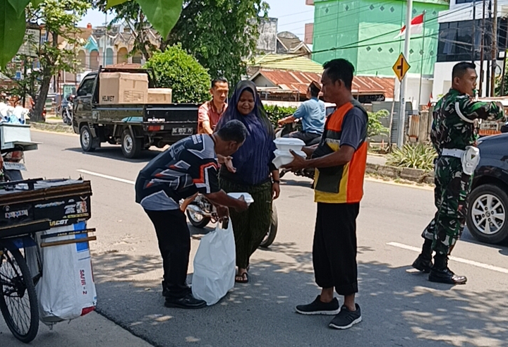 Peduli Terhadap Masyarakat Kodim 0418/Palembang Rutin Gelar Jumat Berkah Bagikan Nasi Kotak 2