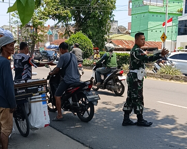 Peduli Terhadap Masyarakat Kodim 0418/Palembang Rutin Gelar Jumat Berkah Bagikan Nasi Kotak 1