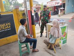 Babinsa Kel Srimulya Komsos Bersama Pedagang Kaki Lima Himbau Jaga Kebersihan Lingkungan