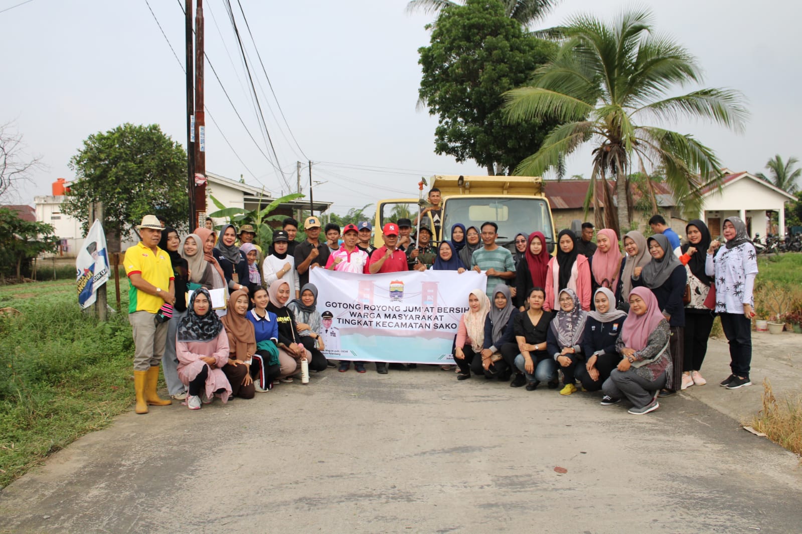 Babinsa Koramil 418-08/Sako Ikut Gotong Royong Bersama Tingkat Kelurahan Sako Baru 1