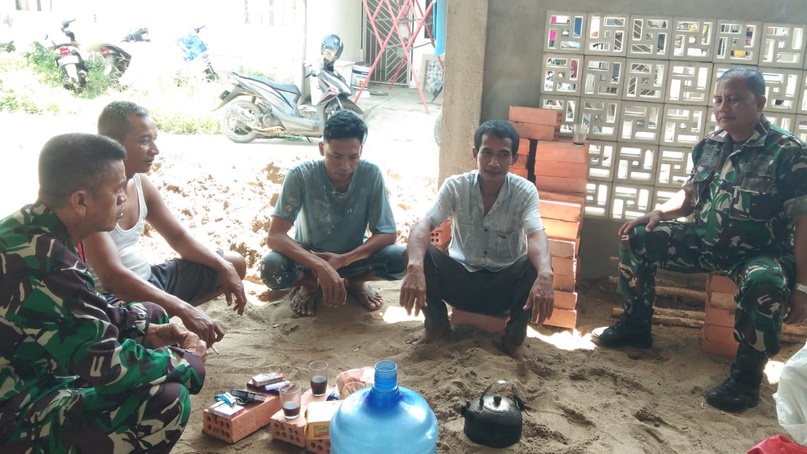 Jalin Silaturahmi Babinsa Kel Karyamulya Sertu Heri Kusnadi Komsos Bersama Warga Binaan 1