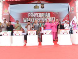 Kapolda Sumsel Berikan Hadiah Umroh Kepada Lima Pengali Kubur dan Pemandi Jenazah di Prabumulih