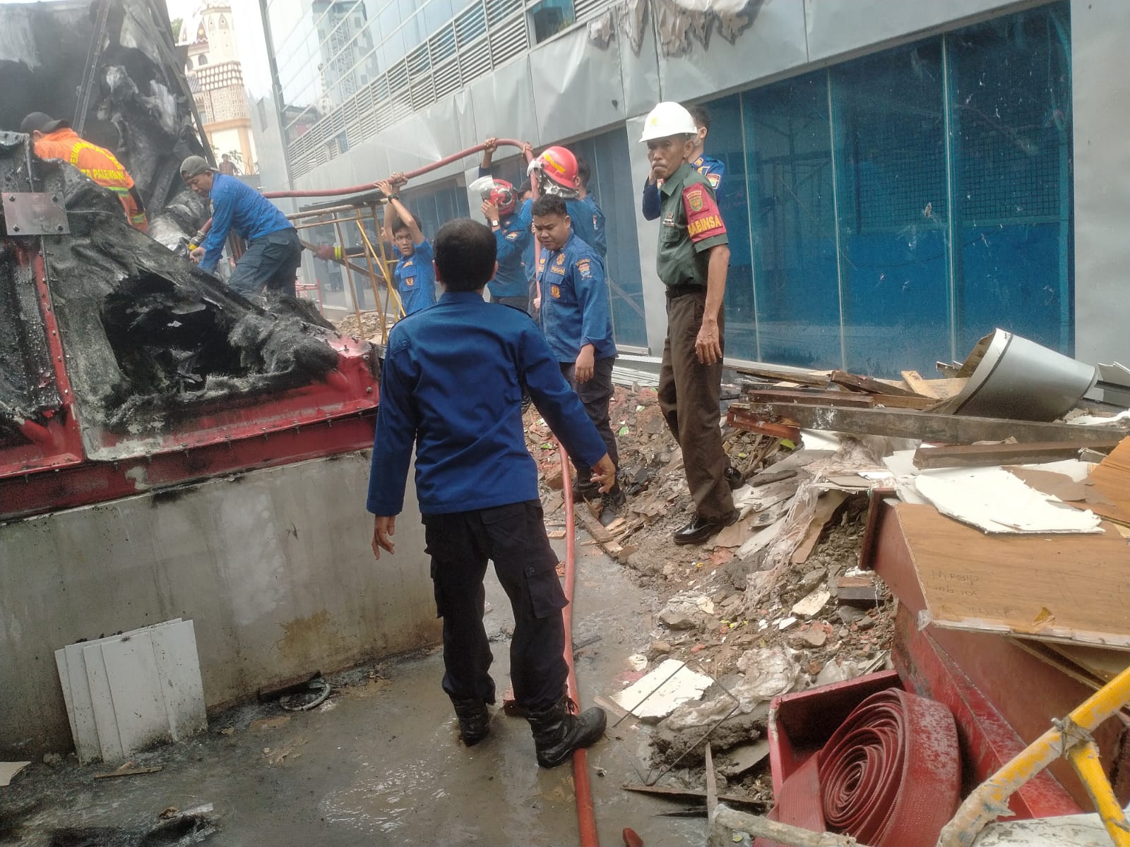 Babinsa Koramil 418-06/Kamboja Bantu Padamkan Kebakaran Tengki Penampungan Di Kantor PLN Arivai 1