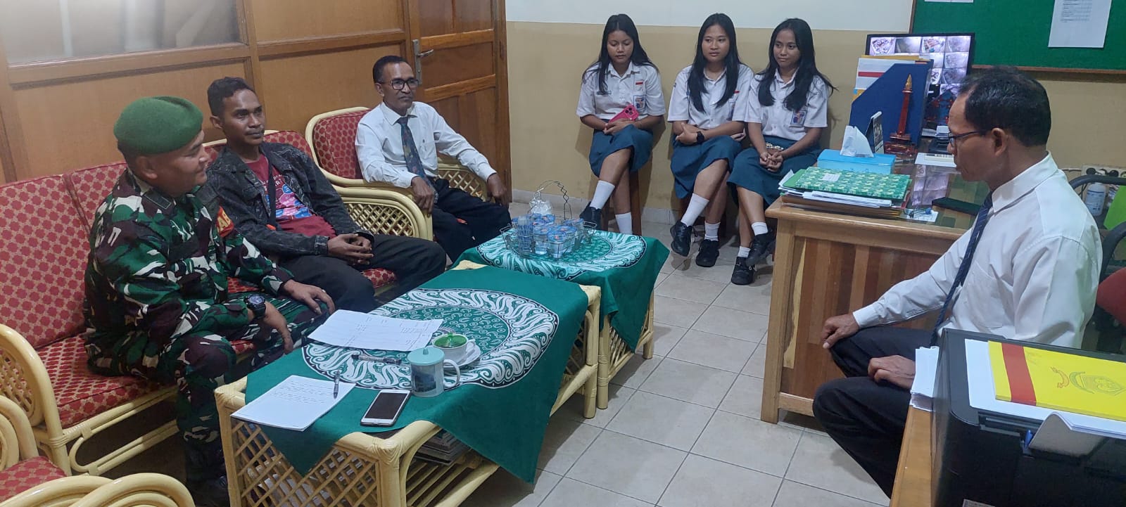 Peduli Pendidikan Babinsa Peltu Kardi Silaturahmi Ke SMK Xaverius 1