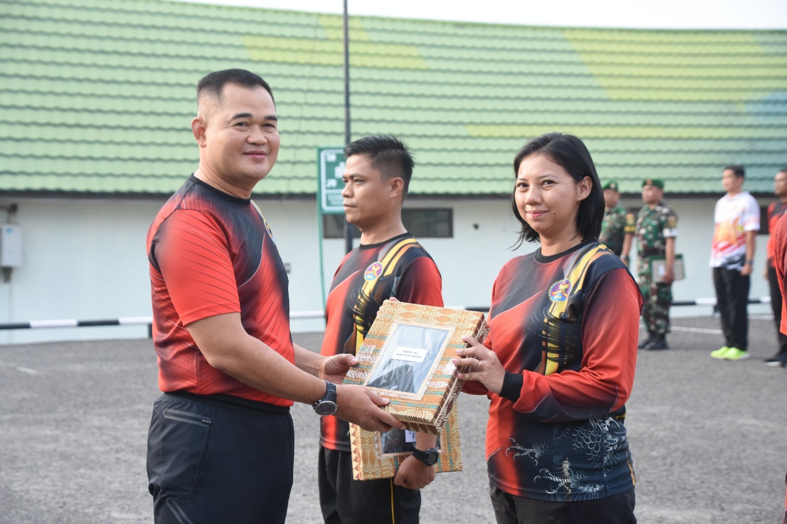 Danrem Bagikan Seragam PDH Kepada Prajurit dan PNS Korem 044/Gapo 1