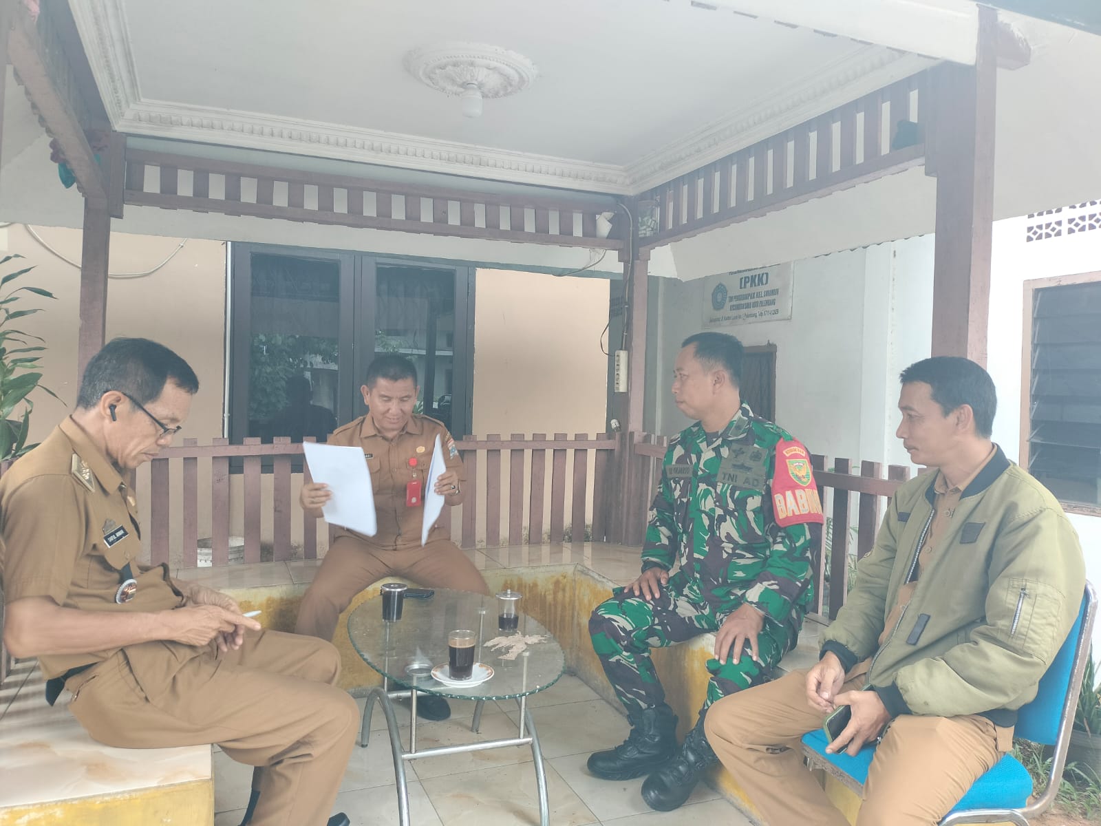 Jalin Sinergitas Jelang Pilkada Babinsa Kel Sukamaju Komsos Bersama Lurah Dan Staf 1