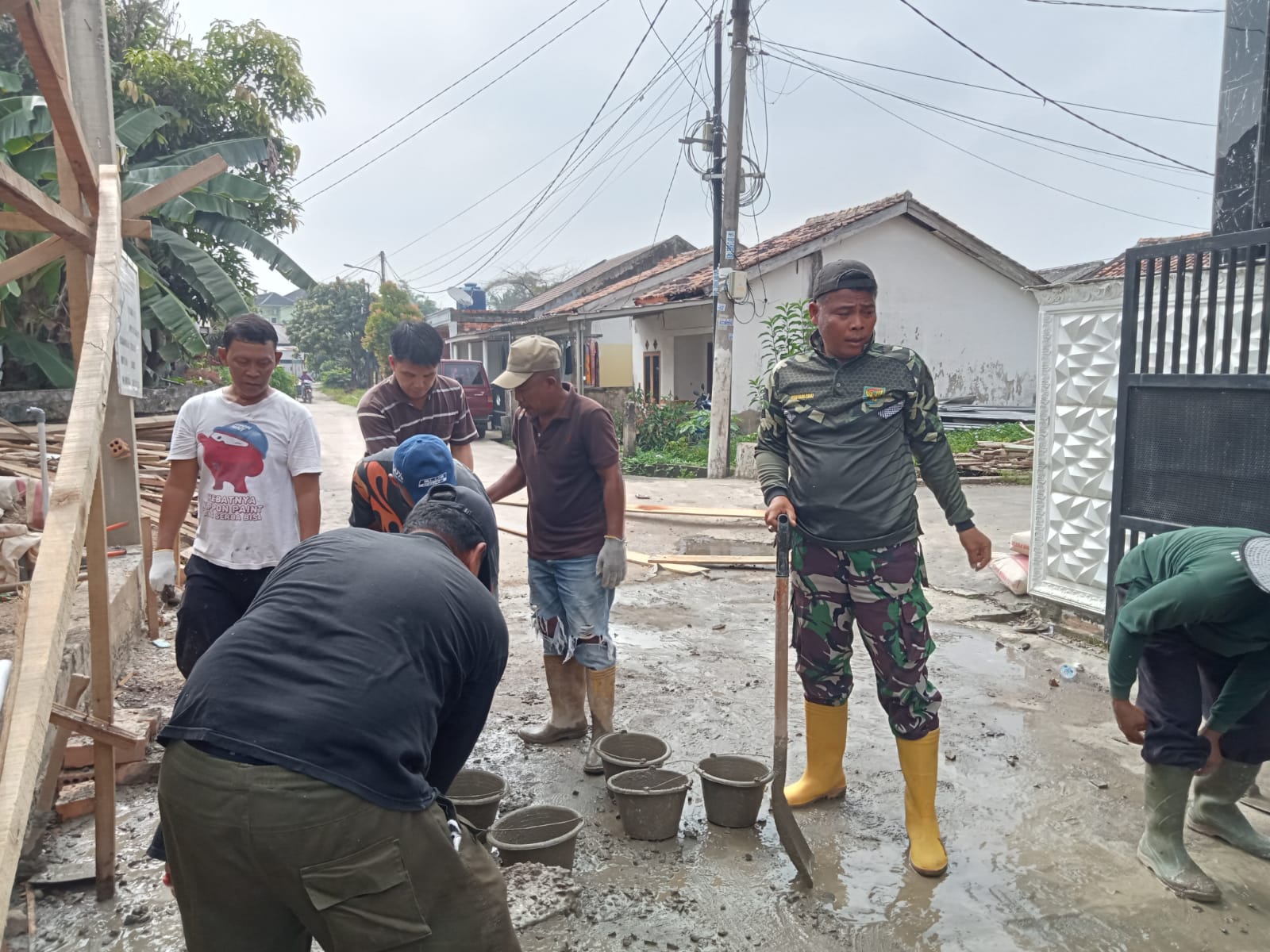 Bentuk Kemanunggalan TNI Babinsa Kel Talang Jambe Gotong Royong Renovasi Mushola Baitul Maghfurin 2