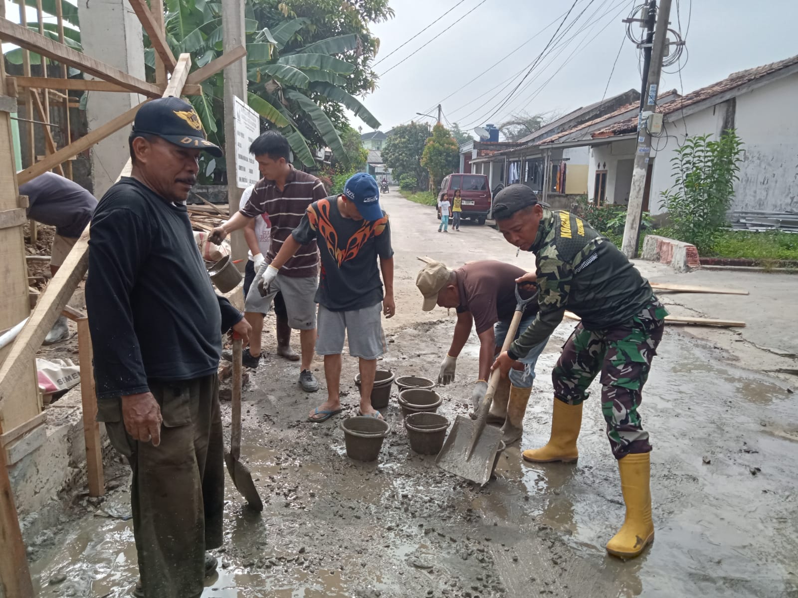 Bentuk Kemanunggalan TNI Babinsa Kel Talang Jambe Gotong Royong Renovasi Mushola Baitul Maghfurin 1