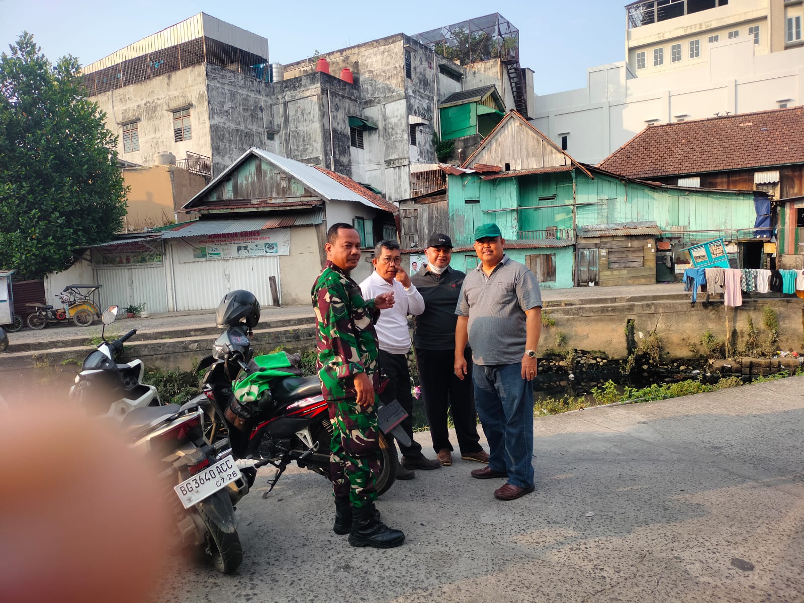 Jelang Pilkada Babinsa Kel 9 Ilir Komsos Bersama Warga Ajak Jaga Keamanan Dan Kebersihan 1