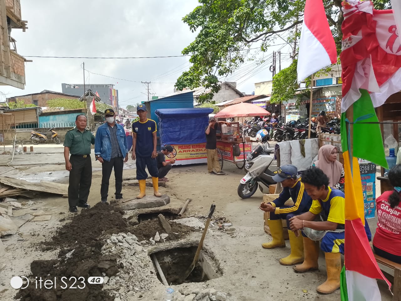 Babinsa Sei Buah Koramil 418-05/Lemabang Gotong Royong Bersama warga Dan PUPR Bersihkan Saluran Air 1