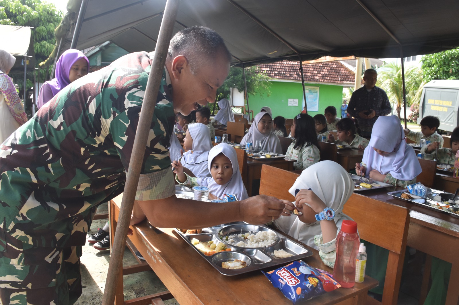 Bekangdam II/Swj Gelar Program Dapur Masuk Sekolah di SD Kartika II-1 Palembang 1