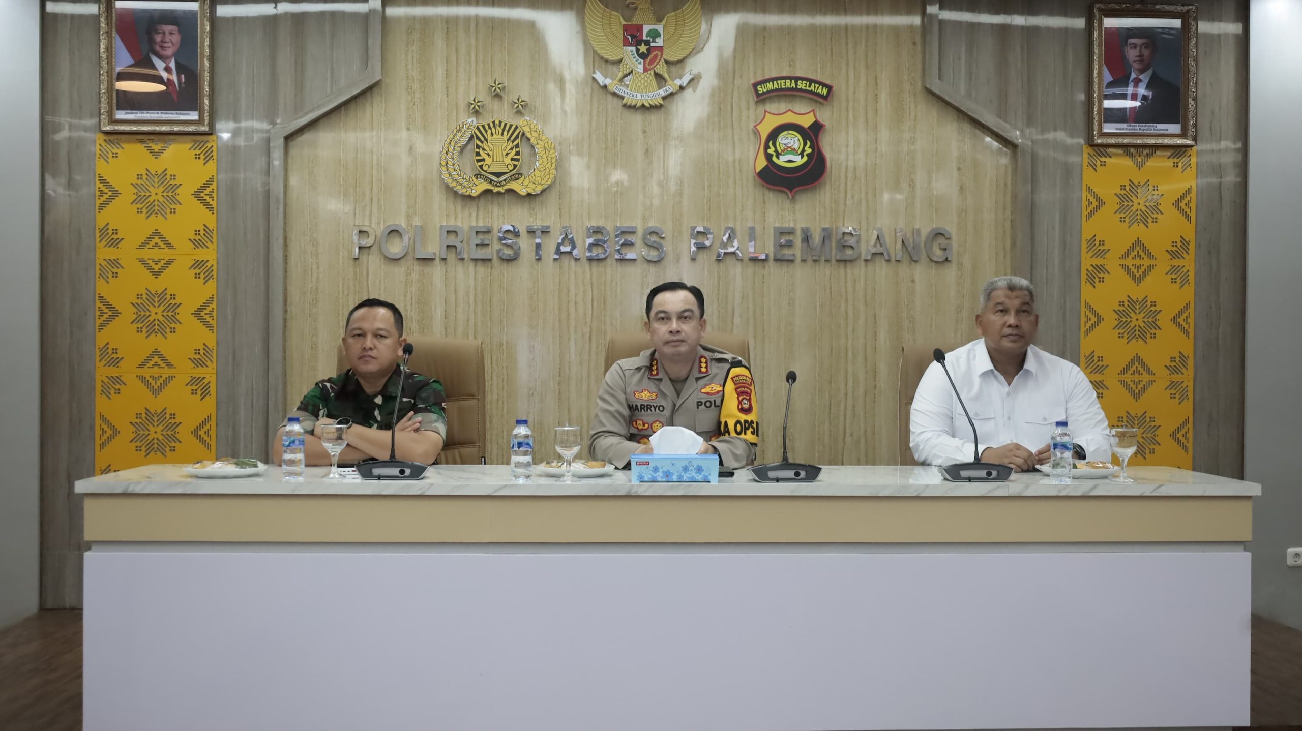 Dandim 0418/Palembang Bersama Kapolrestabes Palembang Ikuti Vidcon Bersama Kapolri Dalam Persiapan Pilkada Serentak Tahun 2024 1