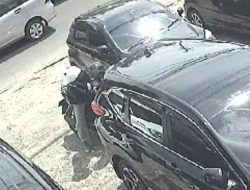 Aksi Pencurian Sepeda Motor Di Depan BPR Catur Mas Terekam CCTV, Sepeda Motor Nasabah Di Gundul Maling