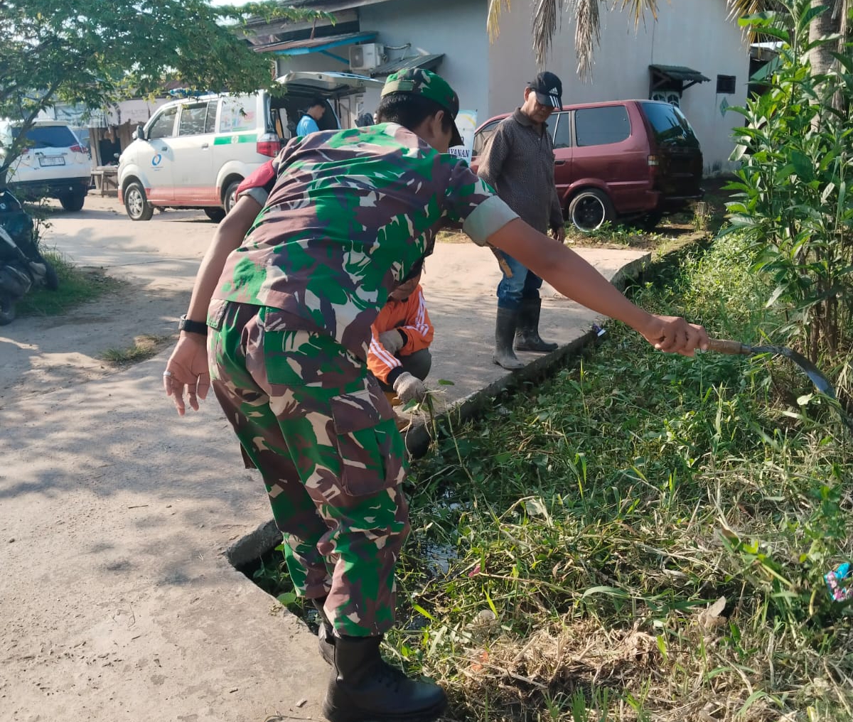 Bakti TNI Babinsa Kel Sui Selincah Gotong Royong Bersihkan Selokan 1