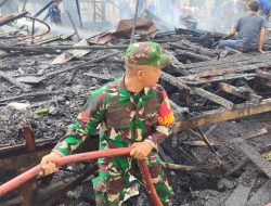 2 Rumah Dan 4 Bedeng Hangus Terbakar Babinsa Koramil 418-01/Makrayu Sigap Bantu Evakuasi Korban Kebakaran
