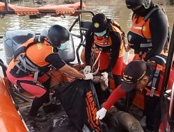 TIGA HARI TENGGELAM, KORBAN PERAHU GETEK TERBALIK DITEMUKAN TIM SAR GABUNGAN