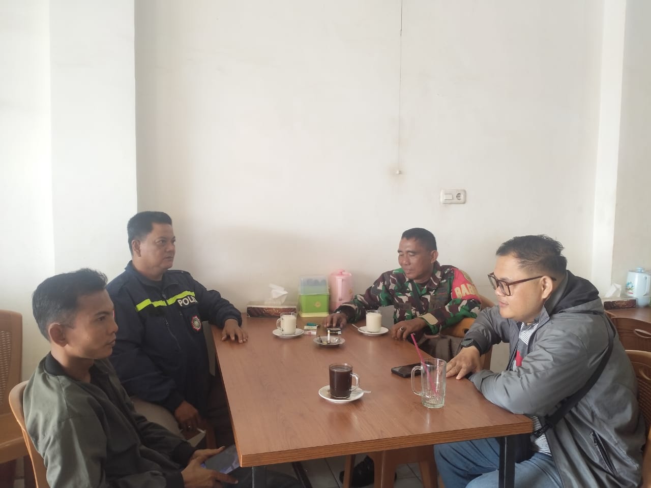 Babinsa Kel Bukit Baru Komsos Bersama Warga Ajak Menjaga Kamtibmas Dan Kebersihan Lingkungan 1