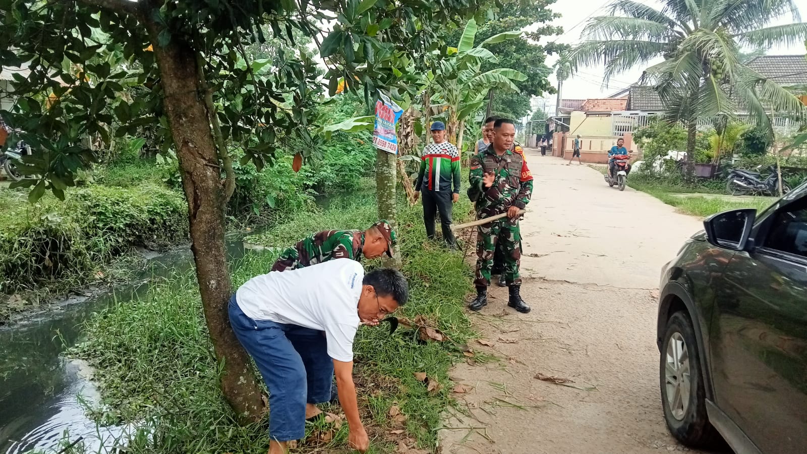 Peduli Lingkungan Babinsa Kel Sako Ikut Serta Gotong Royong Tingkat Kecamatan Sako 2