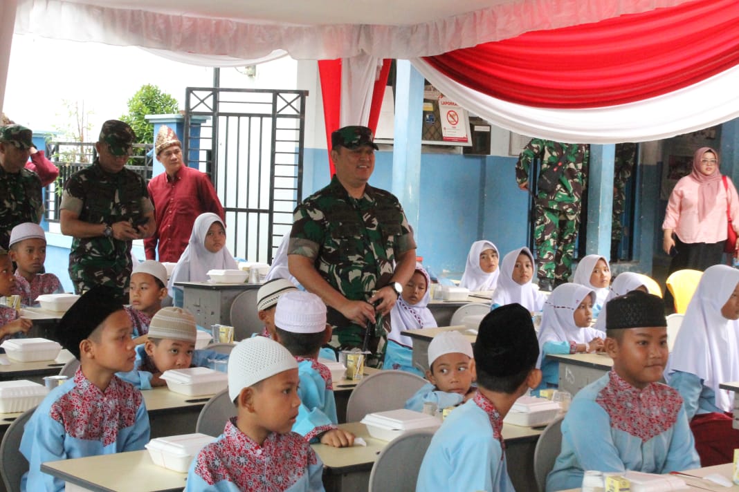 Kodim 0418/Palembang Kembali Gelar Dapur Masuk Sekolah Kodam II Sriwijaya Di SD N 96 Palembang 2