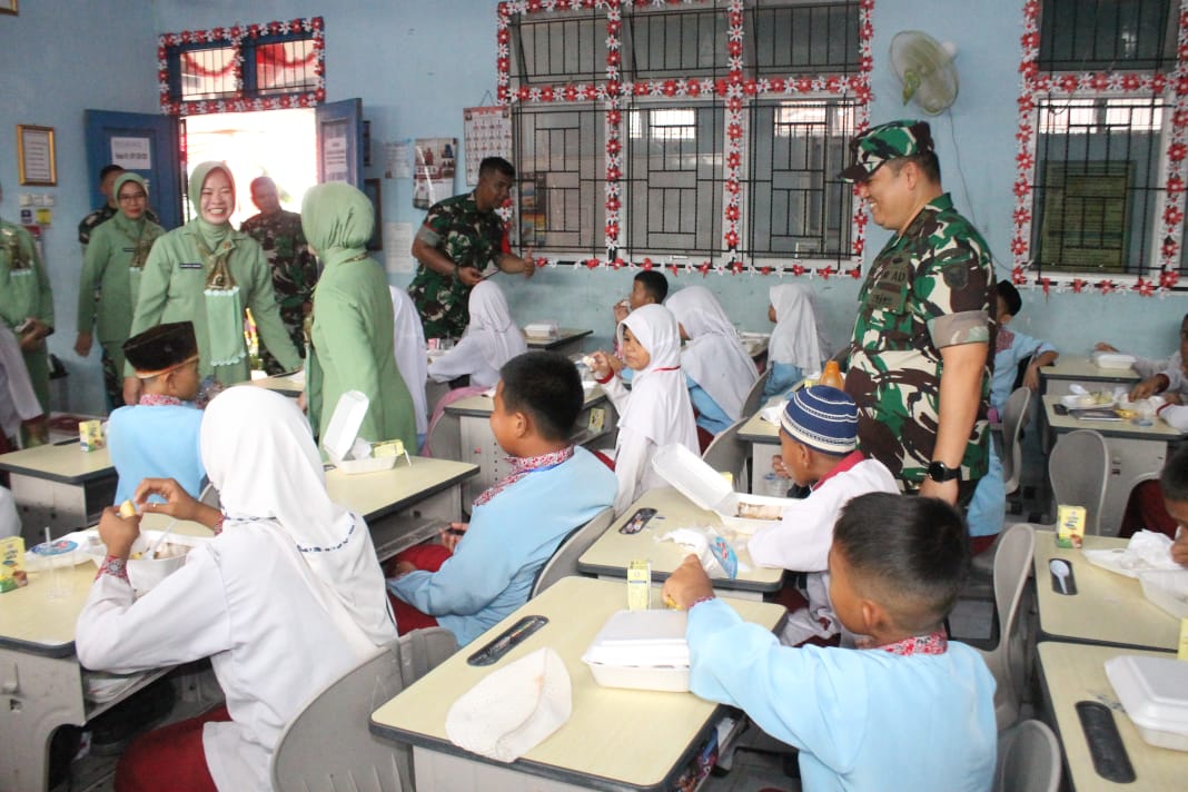 Kodim 0418/Palembang Kembali Gelar Dapur Masuk Sekolah Kodam II Sriwijaya Di SD N 96 Palembang 3