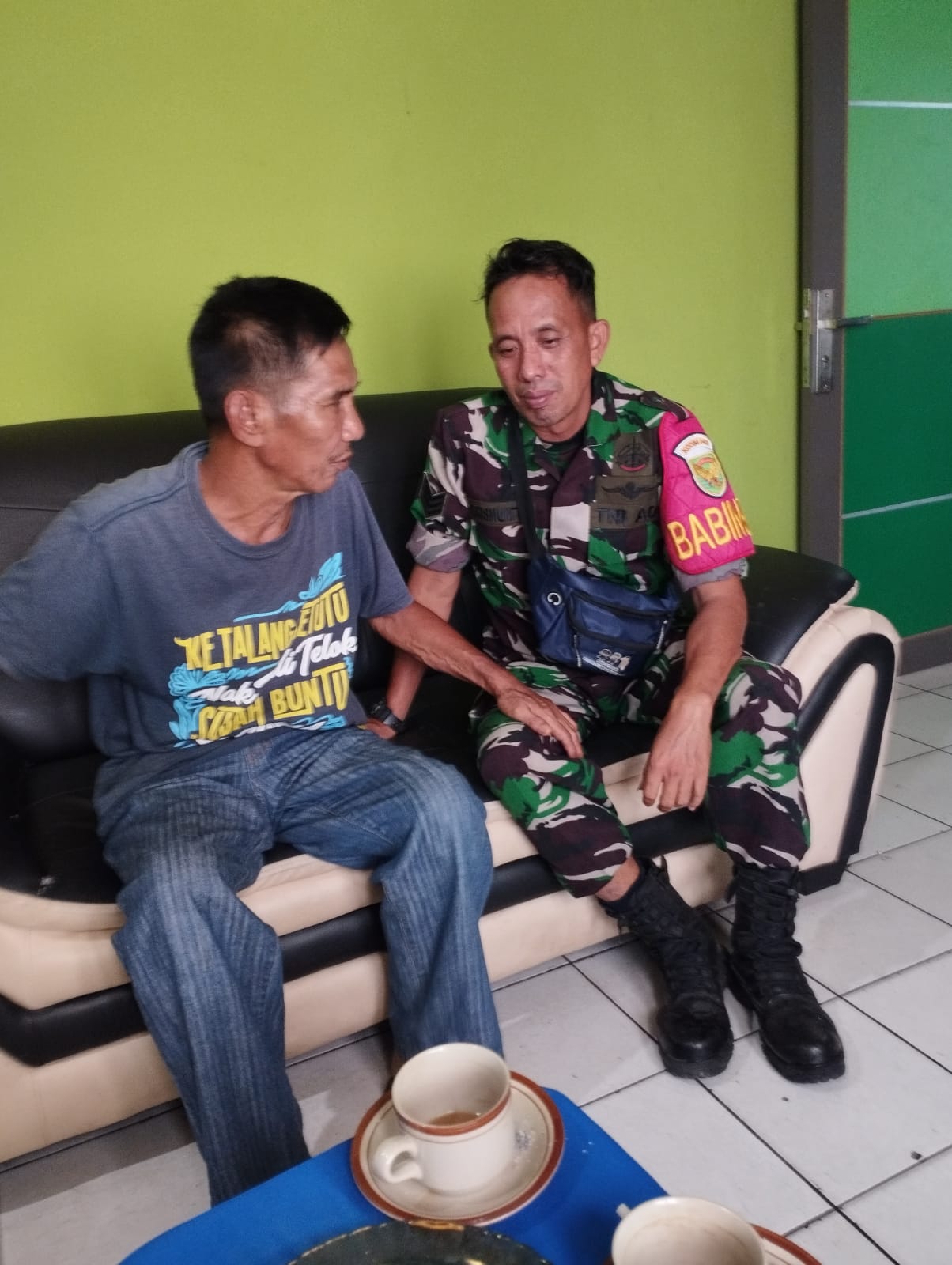 Melalui Komsos Babinsa 23 Ilir Sertu Arismunthe Ingatkan Warga Untuk Tidak Membuang Sampah Sembarangan 1