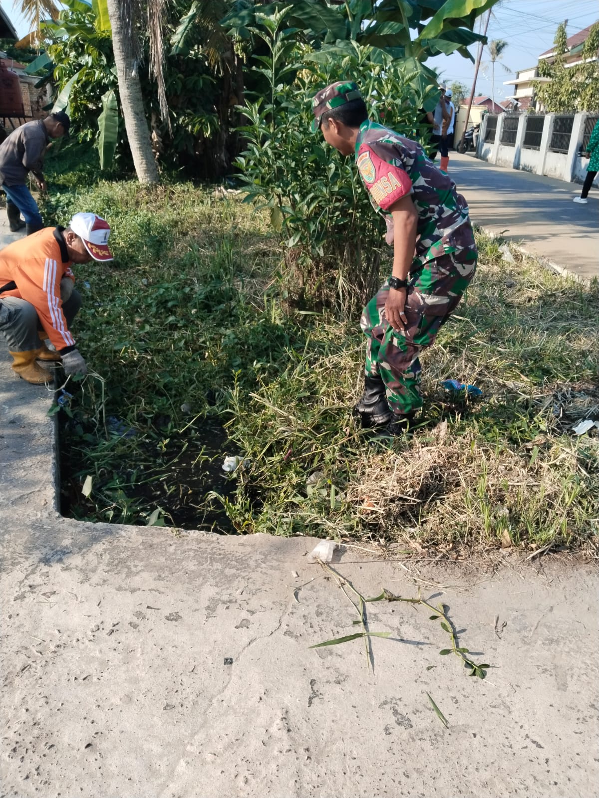 Bakti TNI Babinsa Kel Sei Selincah Gotong Royong Bersama Warga Binaan 1
