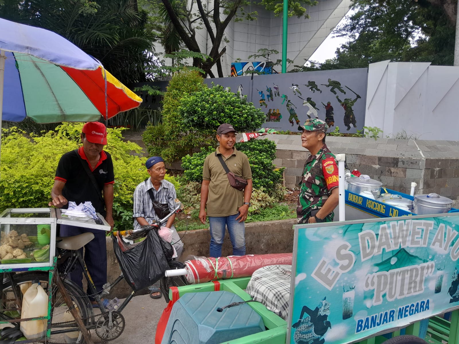 Babinsa 19 Ilir Komsos Bersama Pedagang Himbau Untuk Menjaga Keamanan Dan Kebersihan 1