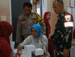 Babinsa Kel Bukit Lama Komsos Bersama Staf Puskesmas Padang Selasa