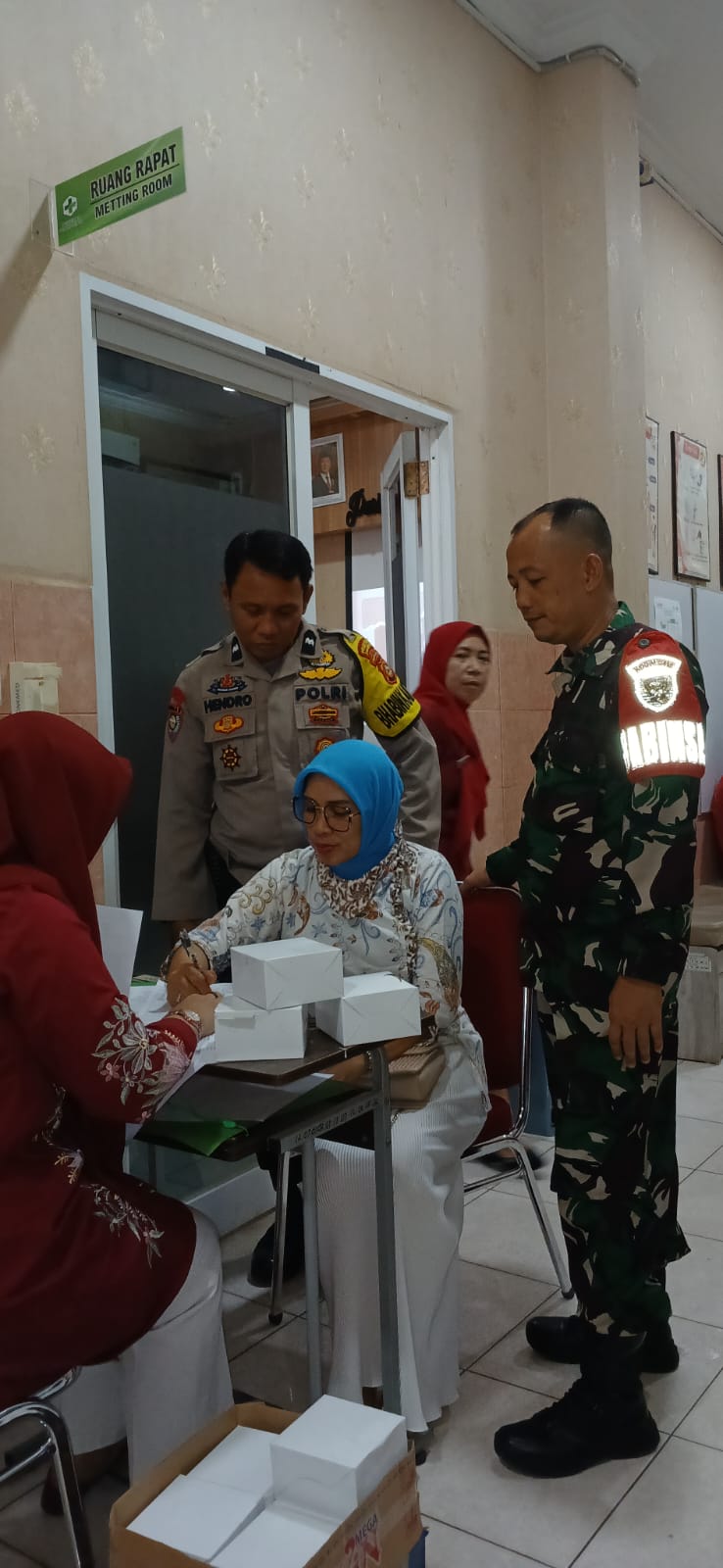 Babinsa Kel Bukit Lama Komsos Bersama Staf Puskesmas Padang Selasa 1