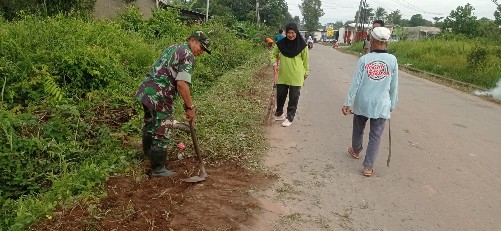 Jumat Bersih Babinsa Kel Sukamulya Ikuti Gotong Royong Tingkat Kecamatan Sematang Borang 1