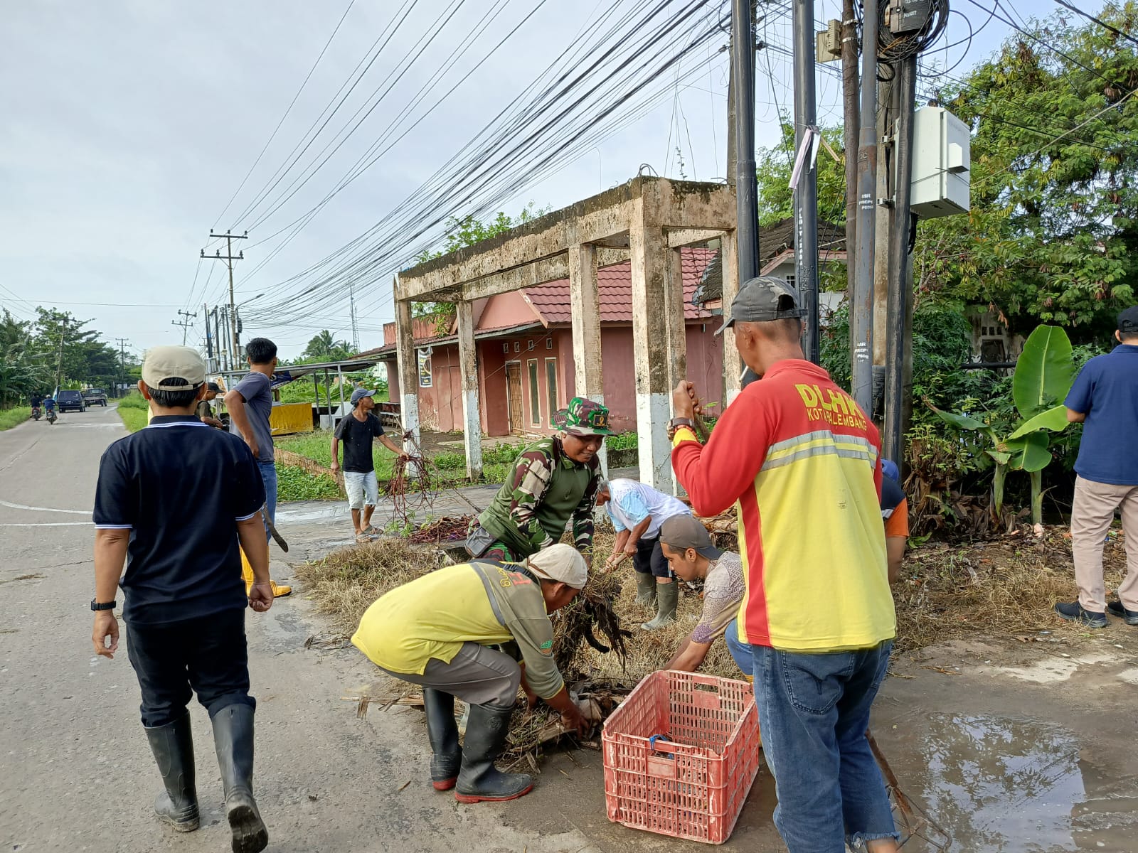 Jumat Bersih Babinsa Kel Karyamulya Ikut Gotong Royong 2