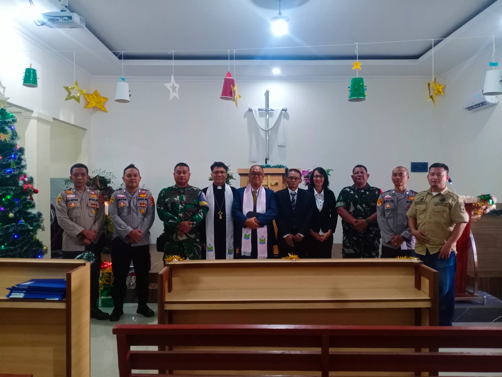 Pastikan Ibadah Natal Aman Dan Kondusif Babinsa Koramil 418-7/Sukarami PantaU Ibadah Natal Di Geraja 1