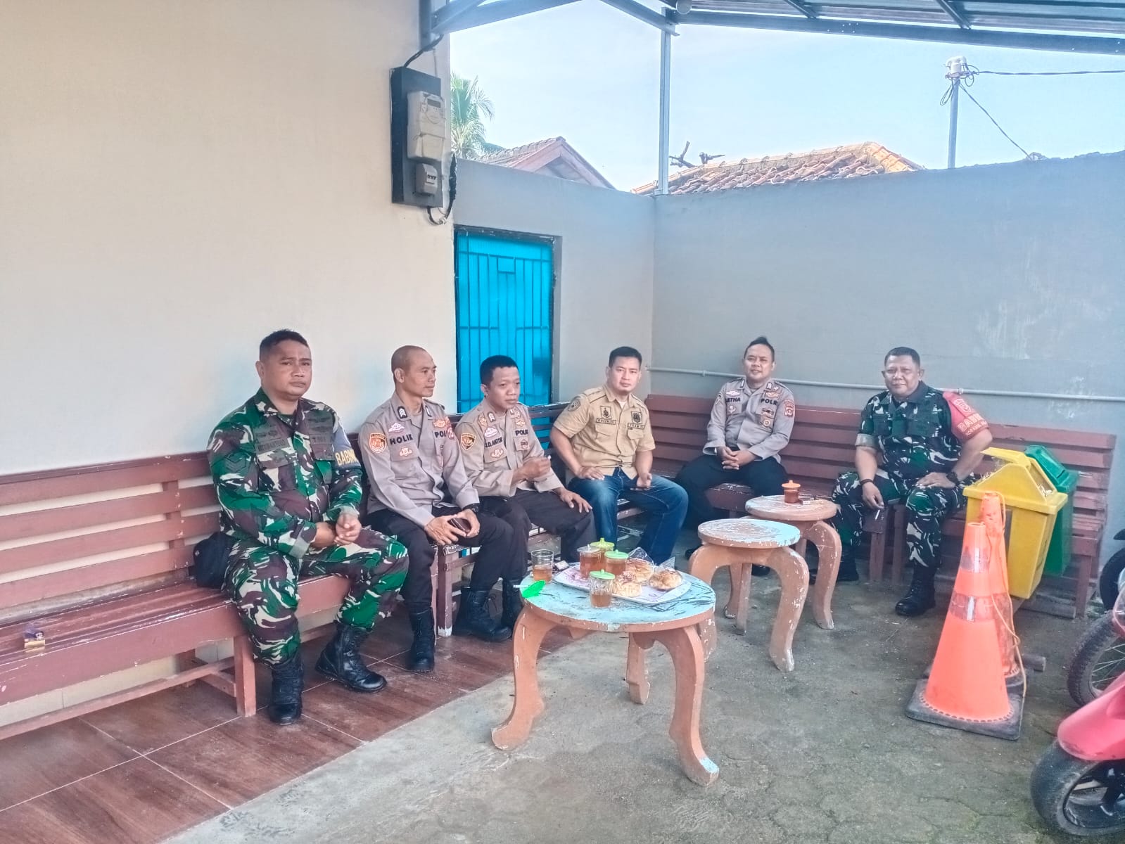 Pastikan Ibadah Natal Aman Dan Kondusif Babinsa Koramil 418-7/Sukarami PantaU Ibadah Natal Di Geraja 2