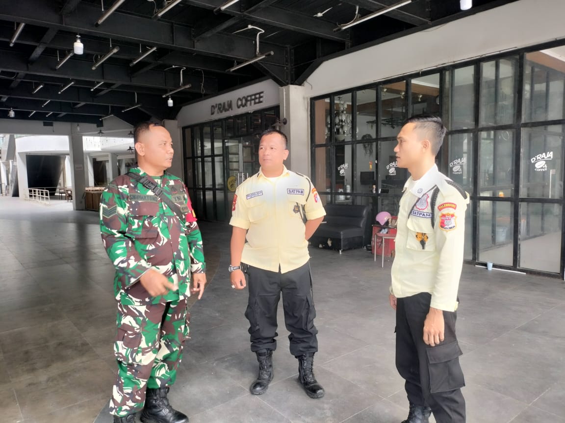 Babinsa Kel 9 Ilir Wanwil Bersama Security Himbau Untuk Selalu Meningkatkan Kewaspadaan 1