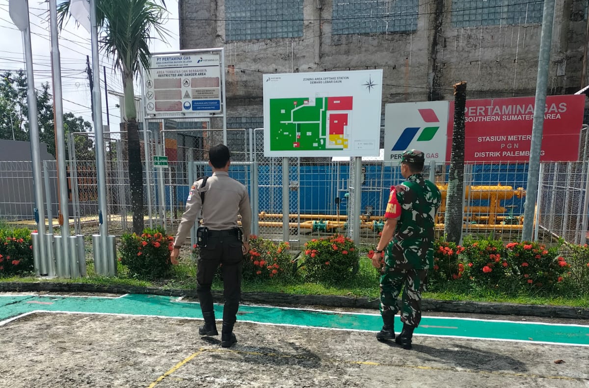 Babinsa Kel Demang Lebar Daun Komsos Bersama Security Himbau Untuk Aktif Patroli Dalam Menjaga Kamtibmas Dan Kebersihan 1