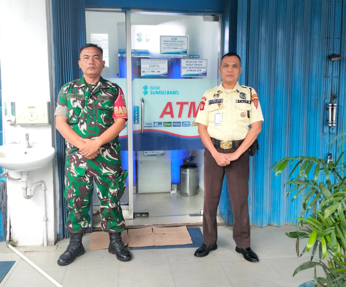 Babinsa Kel Dua Ilir Komsos Bersama Security Ingatkan Untuk Selalu Waspada Dalam Bertugas 1