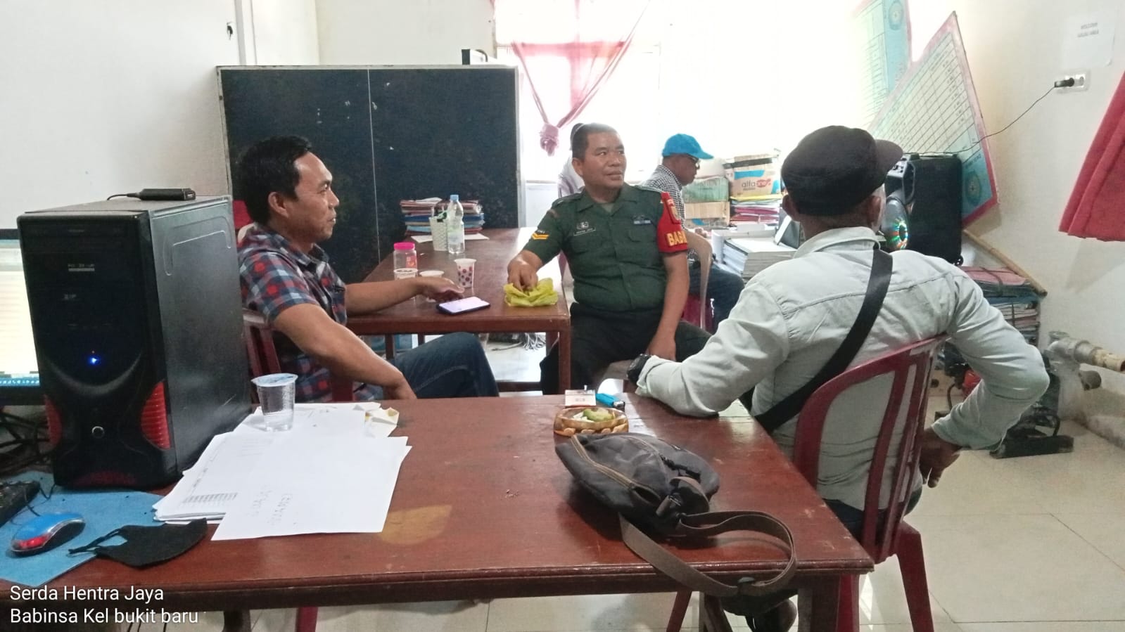 Jalin Silaturahmi Babinsa Sertu Hentra Jaya Sambangi Kantor Lurah Bukit Baru 1