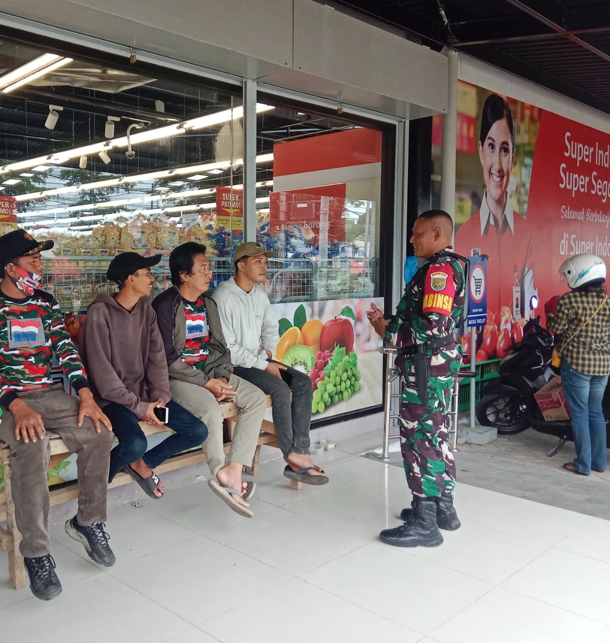 Jalin Sinergitas Babinsa Kel Lorok Pakjo Sertu Agung Prasetyo Komsos Bersama Anggota Ormas Laskar Merah Putih 1