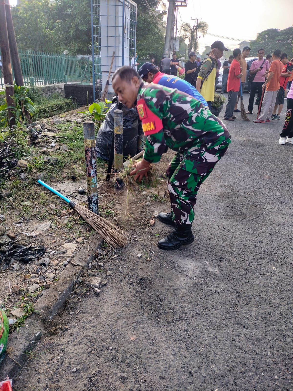 Jumat Bersih Babinsa 9 Ilir Bersama Warga Masyarakat Gotong Royong Bersama 1