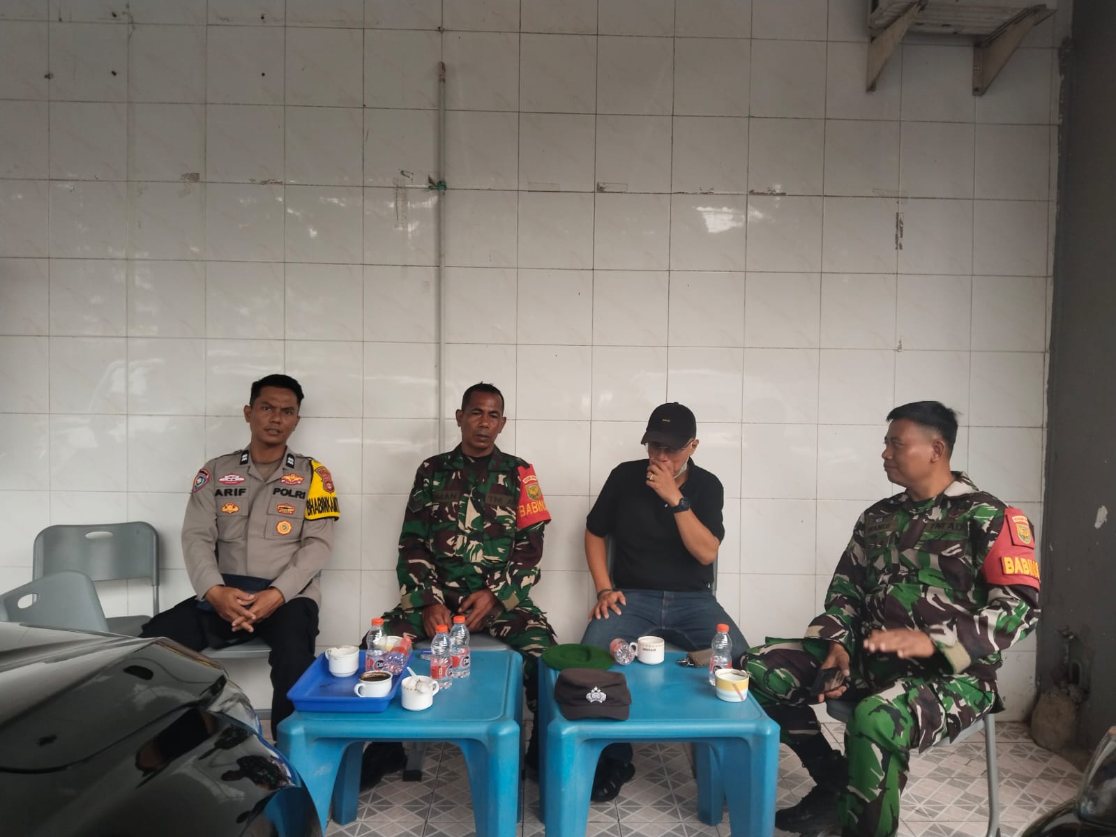 Babinsa Kel Kuto Batu Komsos Bersama Ketua RT Ajak Jaga Kamtibmas bersama 1
