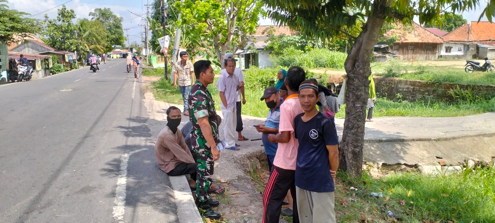 Babinsa Kel Sei Lais Komsos Bersama Warga Himbau Bersama - Sama Jaga Kebersihan Lingkungan 1