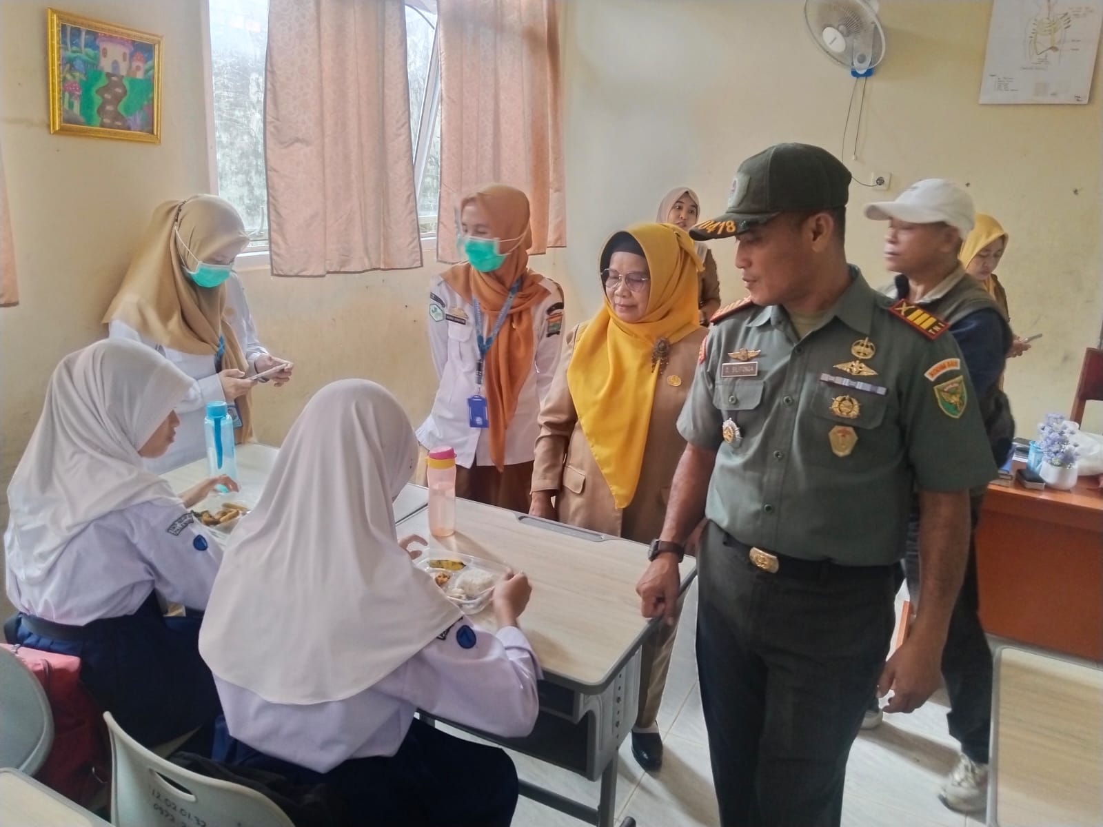 Danramil 418-02/Pakjo Hadiri Launching Makan Bergizi Gratis Di SMP N 33 Palembang ,Sebanyak 594 Porsi Makanan Disiapkan 1