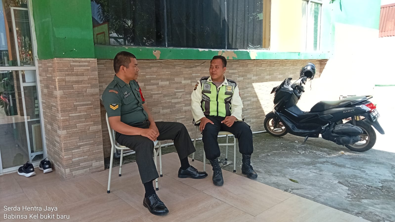 Via Komsos Babinsa Kel Bukit Baru Ingatkan Security Agar Selalu Waspada Dalam Bertugas 1