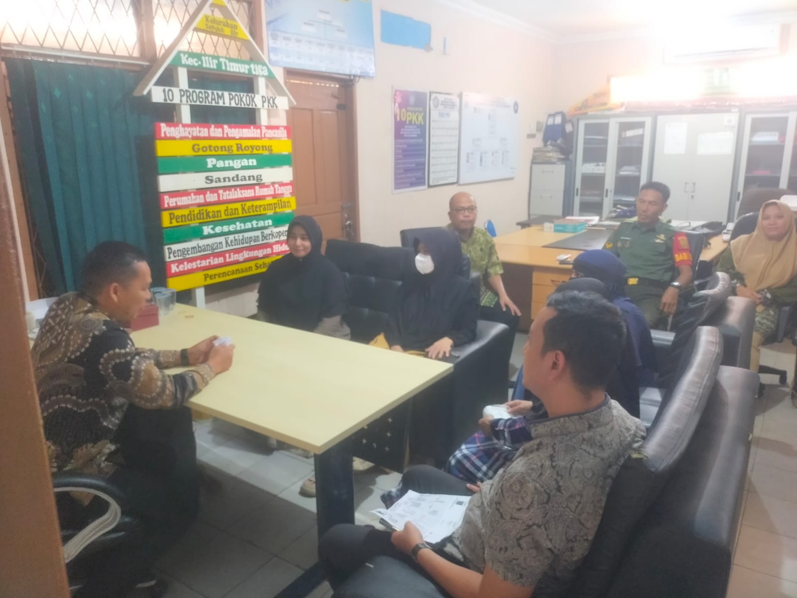 Babinsa 10 Ilir Wanwil Bersama Lurah dan Warga Penerima Bantuan PIP dan PKH 1