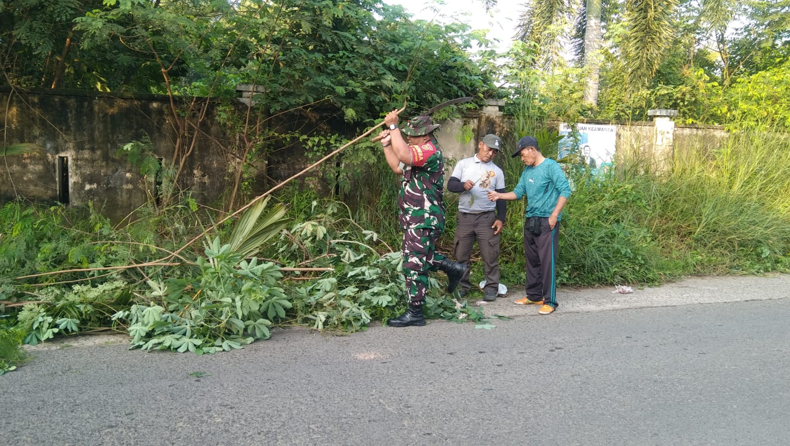 Upaya Cegah Banjir Dan Penyakit DBD Babinsa Kel Sukabangun Gotong Royong Bersama Tingkat Kecamatan Sukarami 2