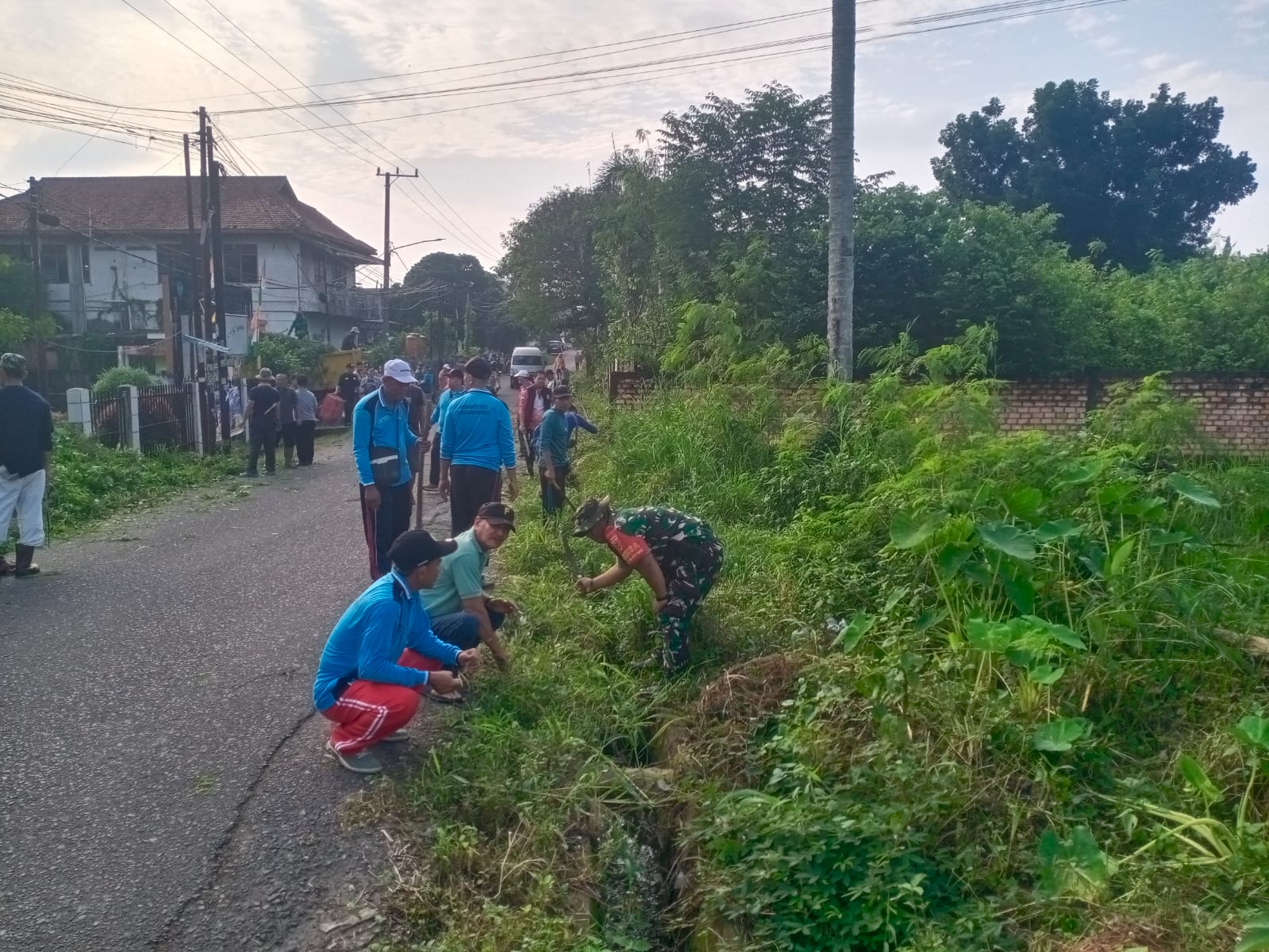 Upaya Cegah Banjir Dan Penyakit DBD Babinsa Kel Sukabangun Gotong Royong Bersama Tingkat Kecamatan Sukarami 1