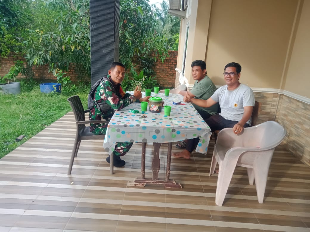 Jalin Kordinasi Babinsa Kel Talang Kelapa Serma Mustakim Anjangsana Kerumah Ketua RT 1