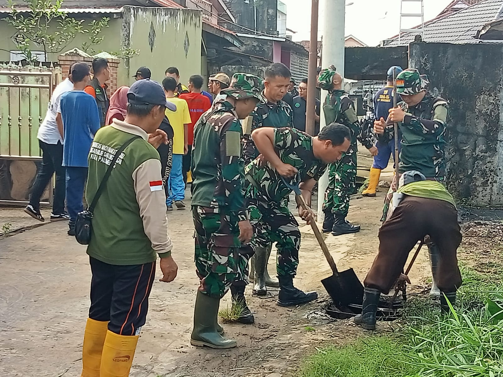 Bentuk Kemanunggalan TNI ad Danramil 418-02/Pakjo Bersama Anggota Ikut Gotong Royong Tingkat Kota Palembang 1