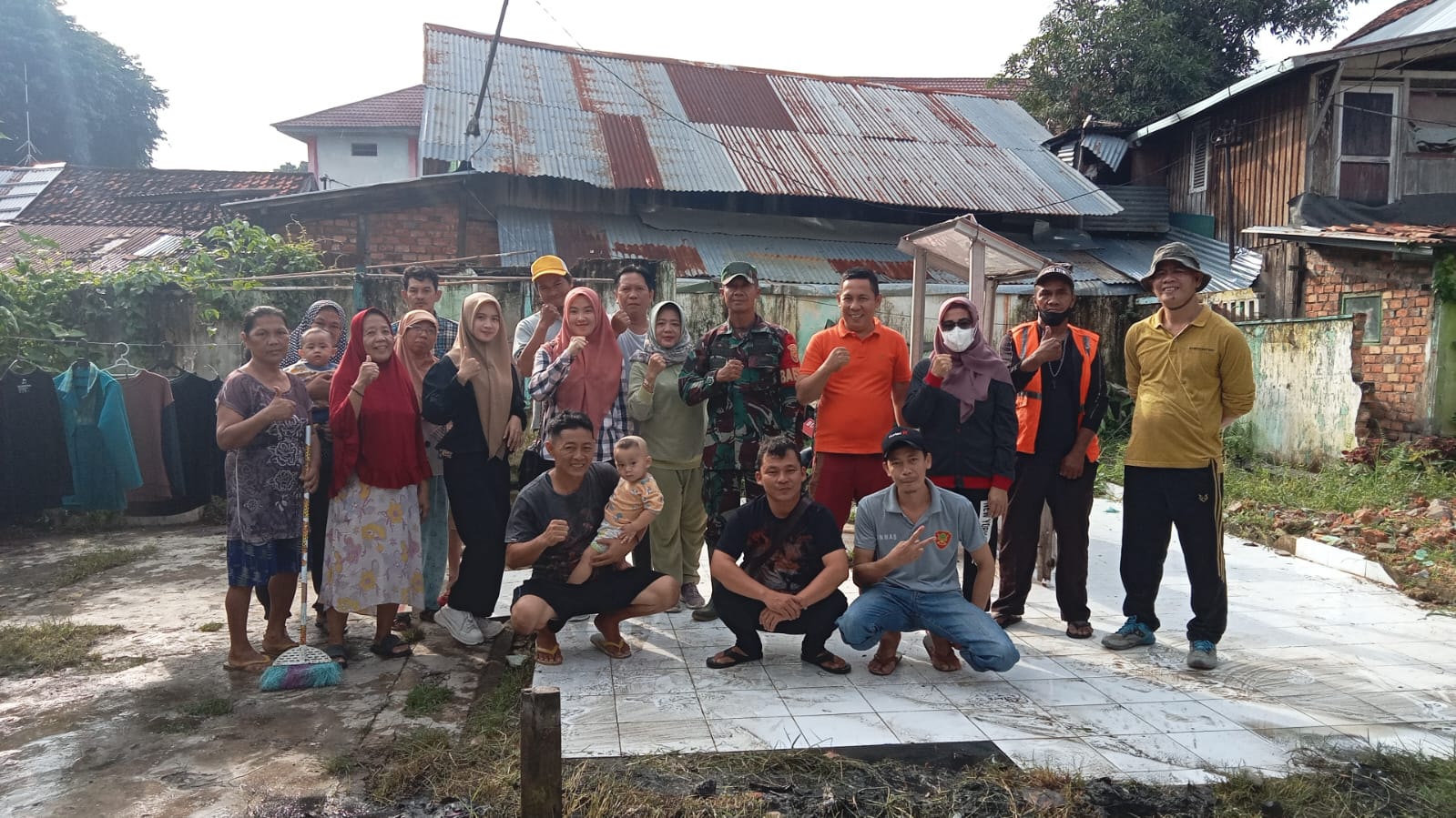 Babinsa Kel 19 Ilir Gotong Royong Bersama Warga Masyarakat 2