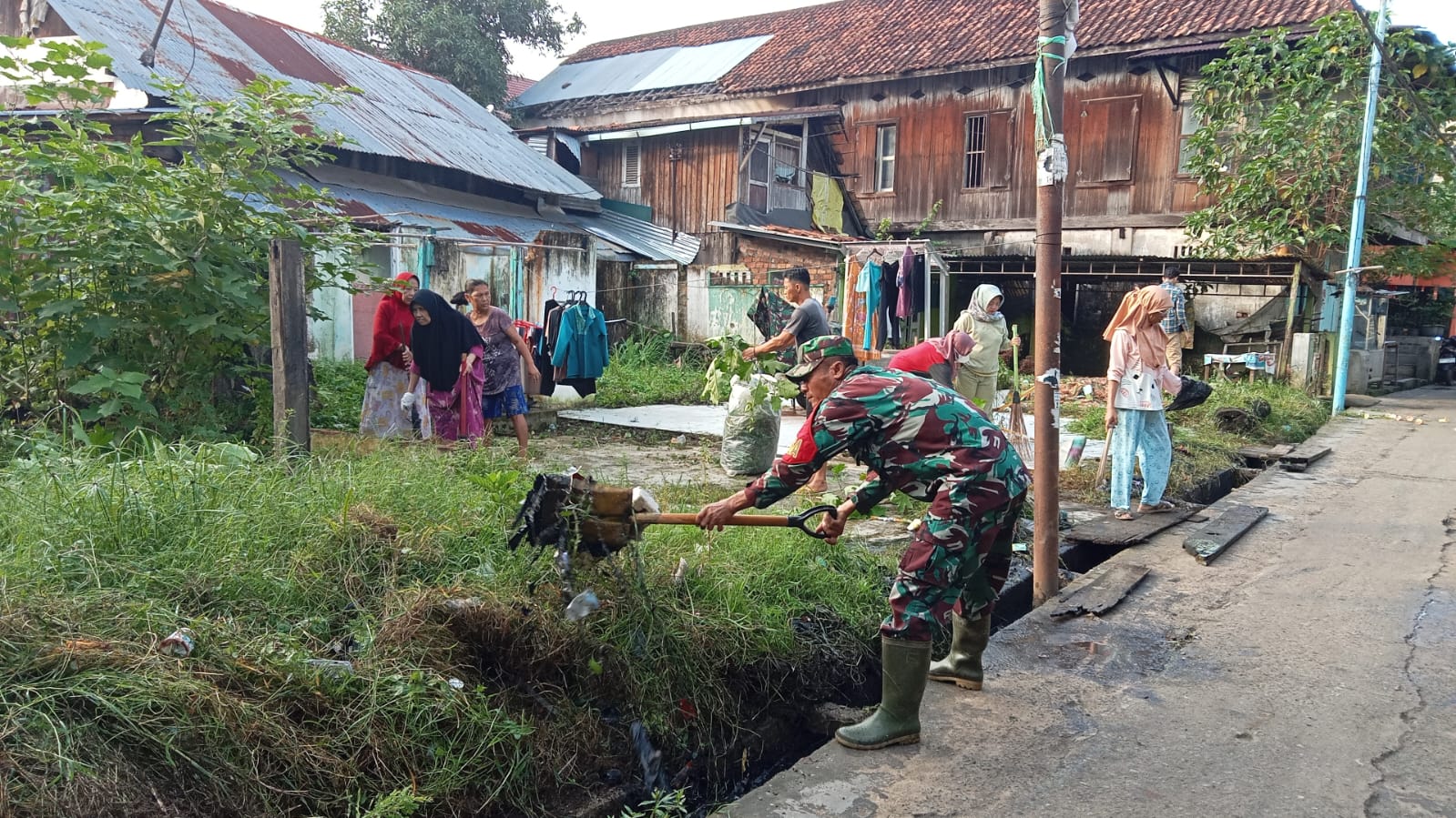 Babinsa Kel 19 Ilir Gotong Royong Bersama Warga Masyarakat 1